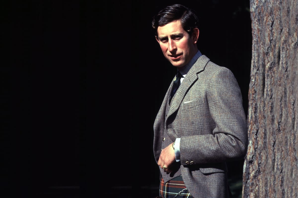Carlos, príncipe de Gales, con chaqueta de tweed y kilt
