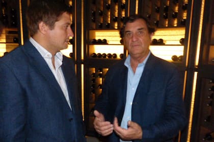 Carlos Pulenta con Santiago Deicas en la cava privada de los socios del Club de la bodega