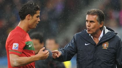 Carlos Queiroz junto a Cristiano Ronaldo; el entrenador tuvo dos ciclos en Portugal, dirigió en las juveniles y en la mayor hasta 1993 y regresó en 2008, hasta luego del Mundial del 2010