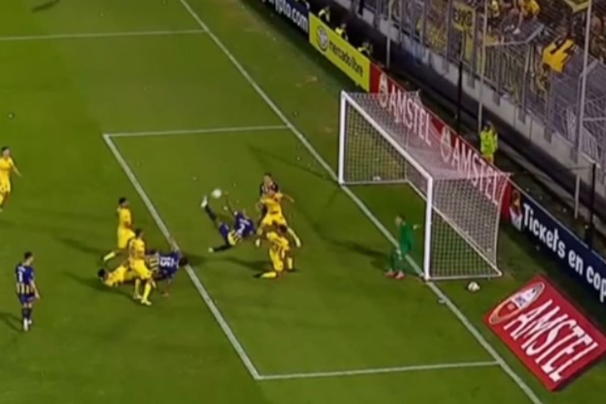 Carlos Quintana, defensor de Rosario Central, anota de zurda el tanto de la victoria ante Peñarol, por la Copa Libertadores