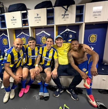 Carlos Quintana, Ignacio Malcorra, Ángel Di María, Gonzalo Belloso y Jaminton Campaz, felices en el vestuario de Rosario Central