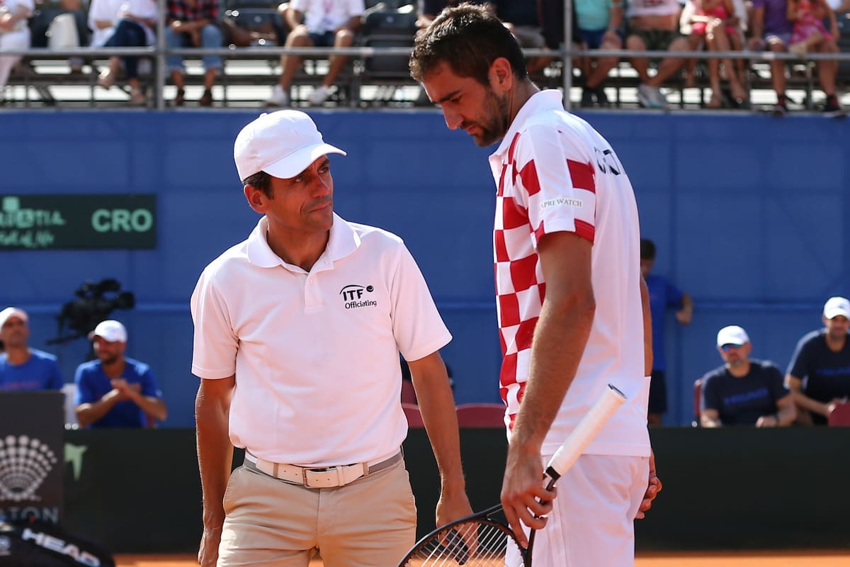 Carlos Ramos discute el pique de una pelota con Marin Cilic: el umpire no tuvo problemas en su tarea