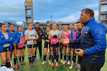 Carlos Retegui le habla al plantel