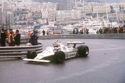 Carlos Reutemann, al mando del Williams, en el trazado callejero de Mónaco; detrás, los yates escenifican el glamour del gran premio del principado