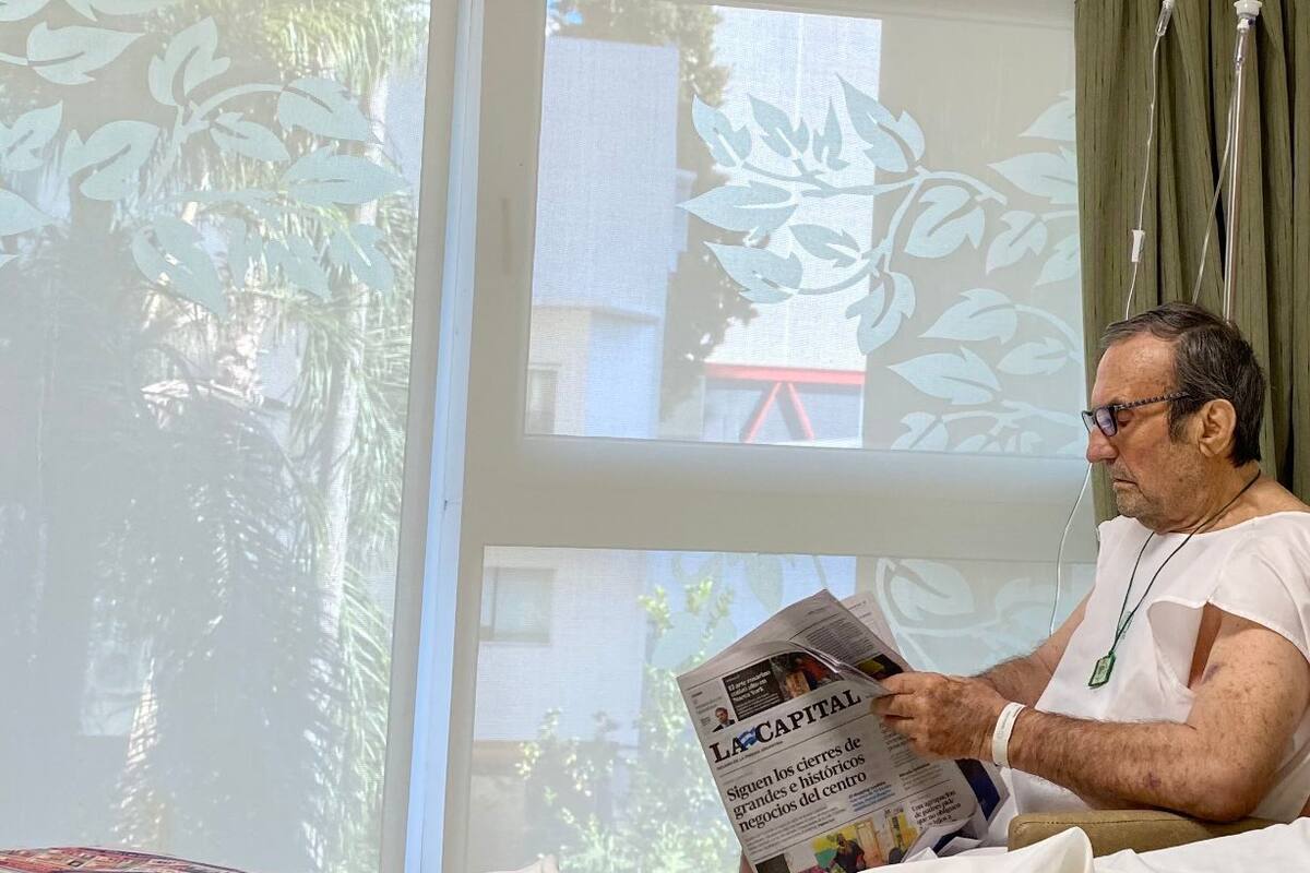 Carlos Reutemann, retratado por su hija Mariana, durante su internación en el Sanatorio Parque de Rosario.