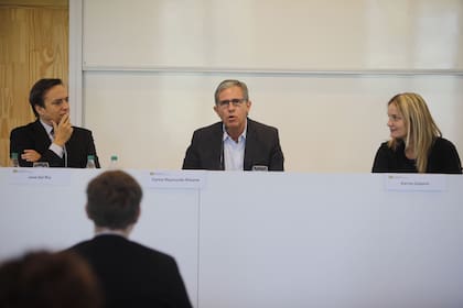 Carlos Reymundo Roberts, director adjunto de la Maestría en Periodismo, despidió a la camada 2021 y dio la bienvenida a los nuevos estudiantes