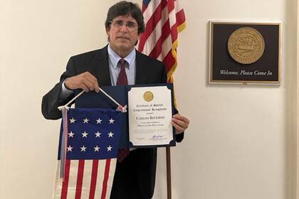 Carlos Riveros al recibir el reconocimiento como uno de los 10 mejores médicos de Florida.
