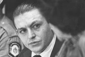 Carlos Robledo Puch, conversa con su abogada defensora, a poco de conocerse la sentencia el 27 de noviembre de 1980