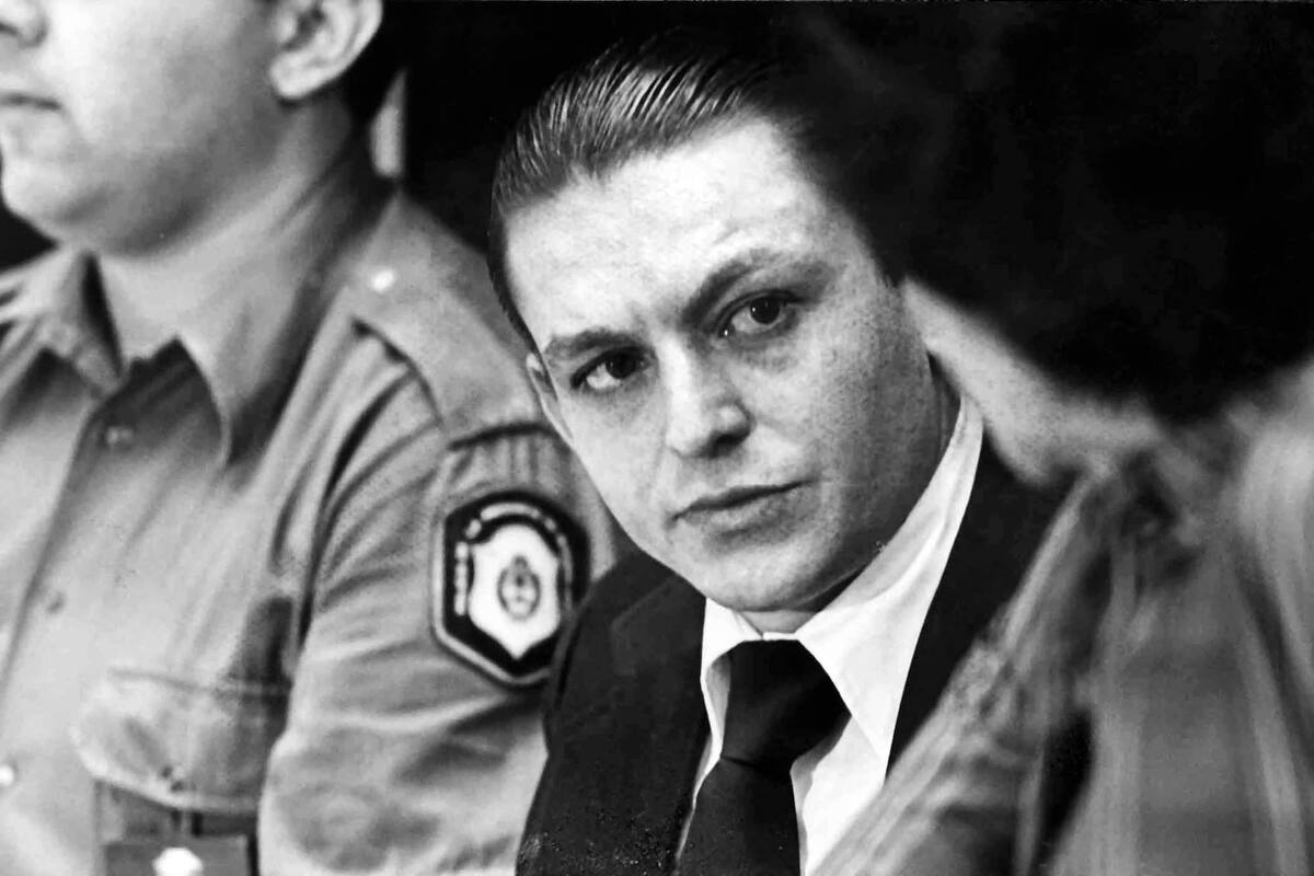 Carlos Robledo Puch conversa con su abogada defensora a poco de conocerse la sentencia que lo condena a reclusión perpetua al ser hallado culpable de once asesinatos