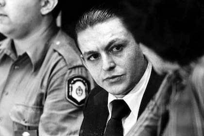 Carlos Robledo Puch conversa con su abogada defensora, a poco de conocerse la sentencia que lo condena a reclusio´n perpetua al ser hallado culpable de once asesinatos