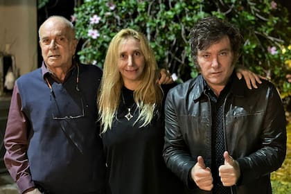 Carlos Rodríguez junto a los hermanos Milei