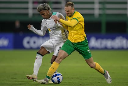 Carlos Rotondi, extremo de Defensa y Justicia, ante Joao Ortiz de Liga de Quito, por la Copa Sudamericana 2022