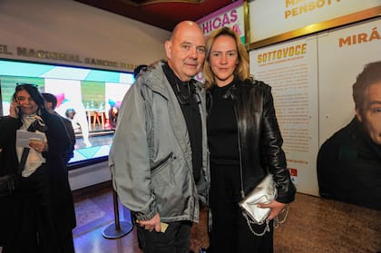 Carlos Rottemberg junto a su mujer, de jeans y campera
