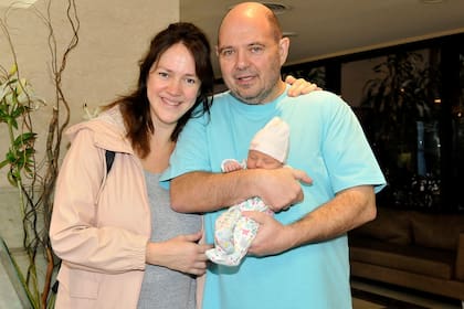 Carlos Rottemberg y su mujer junto a la pequeña Matilda, a la salida del hospital