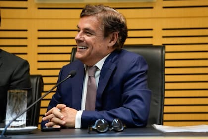 Carlos Rovira anticipó ayer la obtención de la certificación ante un grupo de estudiantes en la Legislatura. El ex gobernador y jefe del oficialismo, impulsó las medidas para que Misiones obtenga recursos a cambio de presevar la selva y el monte nativo y no deforestar.
