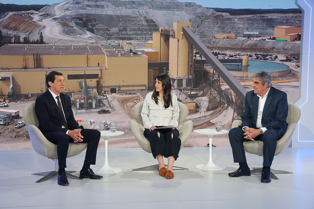 Carlos Sadir (Gobernador de la Provincia de Jujuy), Sofía Diamante (LA NACION) y Roberto Cacciola (CAEM)