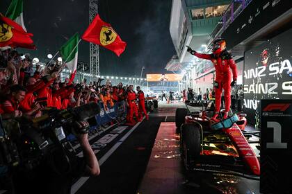 Carlos Sainz celebra con el equipo de Ferrari que ganó su primera carrera de la temporada