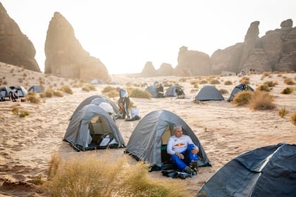Carlos Sainz, de 63 años y cuatro veces campeón del Dakar, debió dormir en una carpa en el desierto como el resto de los competidores; de aspirar a ser elegido presidente de la Federación Internacional del Automóvil en 2025, a la más cruda experiencia existente en el automovilismo de hoy.