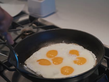 Carlos Sainz desayuna huevos con palta, aceite de oliva y pan (Foto: Captura YouTube)