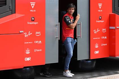 Carlos Sainz Jr. y el motorhome que Ferrari alistó para el madrileño en el circuito de Montmeló; el español busca su primer triunfo en la Fórmula 1 y convertirse en el segundo piloto de su país en ganar en casa