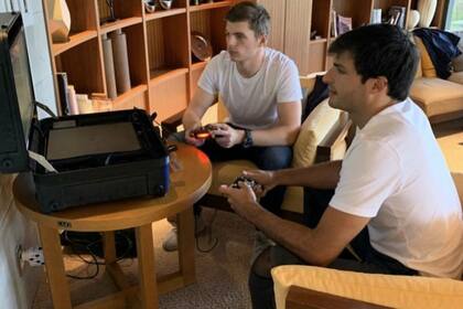 Carlos Sainz Jr. y Max Verstappen, durante en improvisado torneo de FIFA en el hotel de Suzuka (Japón) donde se hospedan los pilotos de F1.