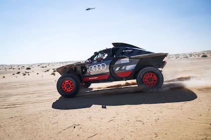 Carlos Sainz lidera en autos y está a un paso del título en Rally Dakar 2024, que culmina este viernes
