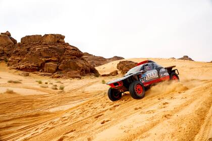 Carlos Sainz logró sortear una etapa desfavorable, en la que las averías y los pinchazos retrasaron al español en el clasificador general del Rally Dakar.