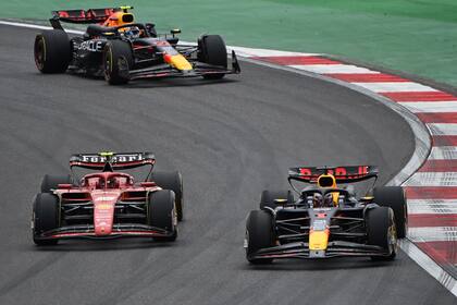 Carlos Sainz pugnó con Max Verstappen al principio de la carrera sprint del Gran Premio de China de Fórmula 1, pero el neerlandés terminó ganando holgadamente la competencia; el otro Red Bull, del mexicano Sergio Pérez, finalmente quedó delante del Ferrari del español.
