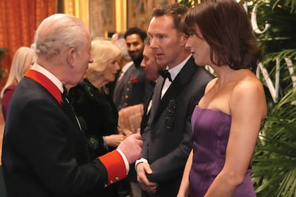 Carlos saluda al actor
Benedict Cumberbatch y su mujer, Sophie Hunter