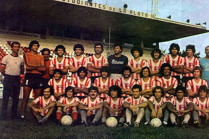 Carlos Salvador Bilardo a la izquierda con la formación de Estudiantes de La Plata.