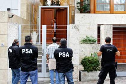 Carlos Salvatore, el día que fueron a detenerlo por haber amenazado de muerte a la jueza federal Zunilda NIremperger, que había ordenado la detención de la esposa del abogado mientras él estaba con prisión domiciliaria en la casona de la avenida Melián, en Belgrano R, en marzo de 2015