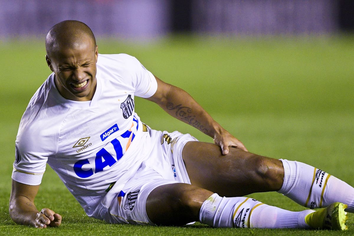 Carlos Sánchez el el partido ente Independiente