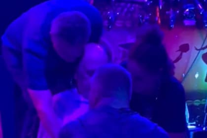 Carlos Santana se desmayó en el escenario durante un recital