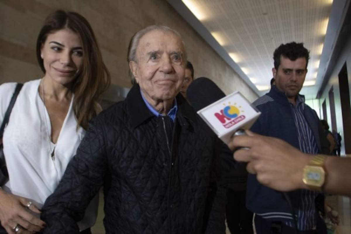 Carlos Saúl y Zulemita Menem en un viaje a Chile donde visitaron a Máximo, que se encontraba internado