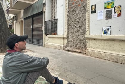 Carlos se autodefine como un artista y se siente incomprendido por una sociedad que lo rechaza. “Soy un enfermo social, porque vivo en una sociedad que está enferma y me enferma”. Foto: Teresa Buscaglia