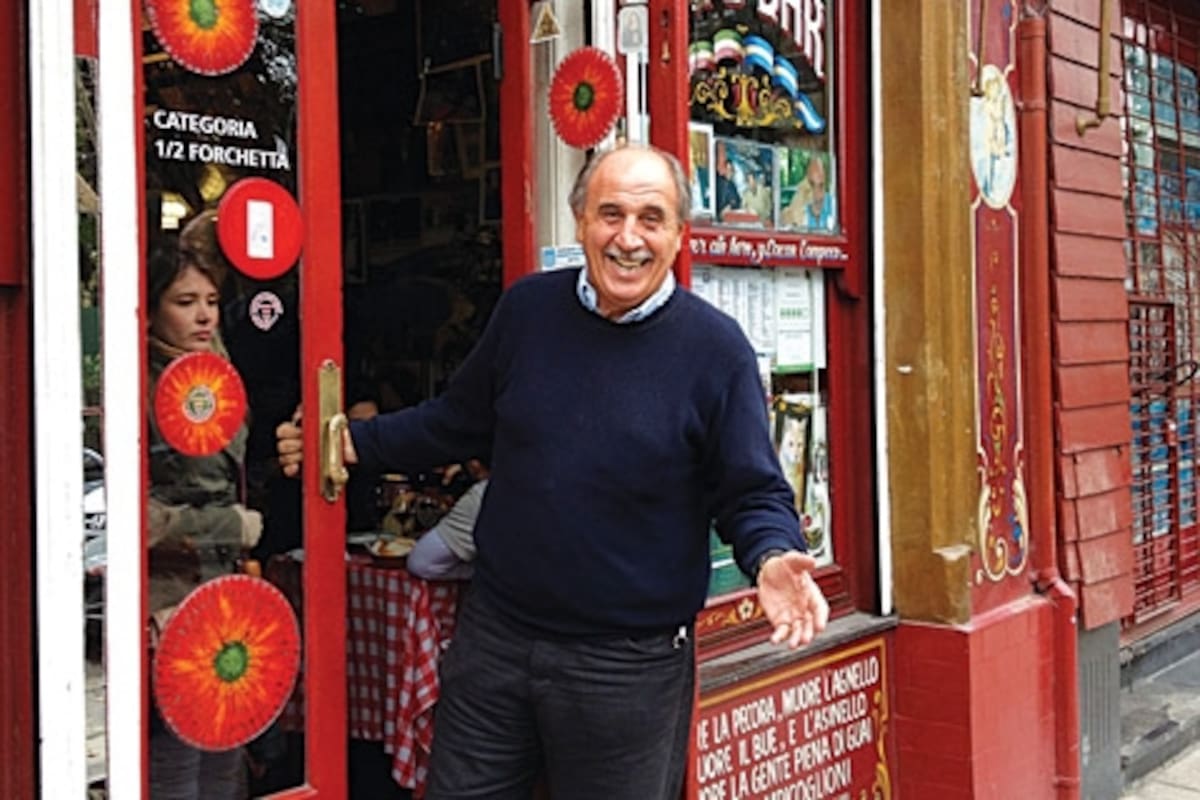 Carlos Sosto en su templo italiano del Botánico. Allí, antes de preguntar qué se podía comer, los clientes ya se encontraban con un desfile de platos en su mesa. Los precios también eran una sorpresa: en la época dorada del local, la cuenta llegaba en un papel, escrita con birome, con un número improvisado por Sosto.