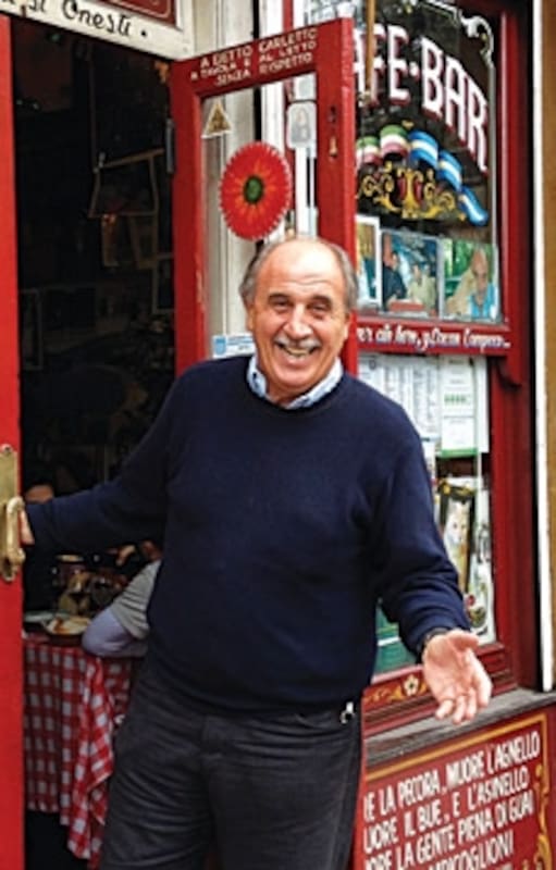 Carlos Sosto en su templo italiano del Botánico. Allí, antes de preguntar qué se podía comer, los clientes ya se encontraban con un desfile de platos en su mesa. Los precios también eran una sorpresa: en la época dorada del local, la cuenta llegaba en un papel, escrita con birome, con un número improvisado por Sosto.