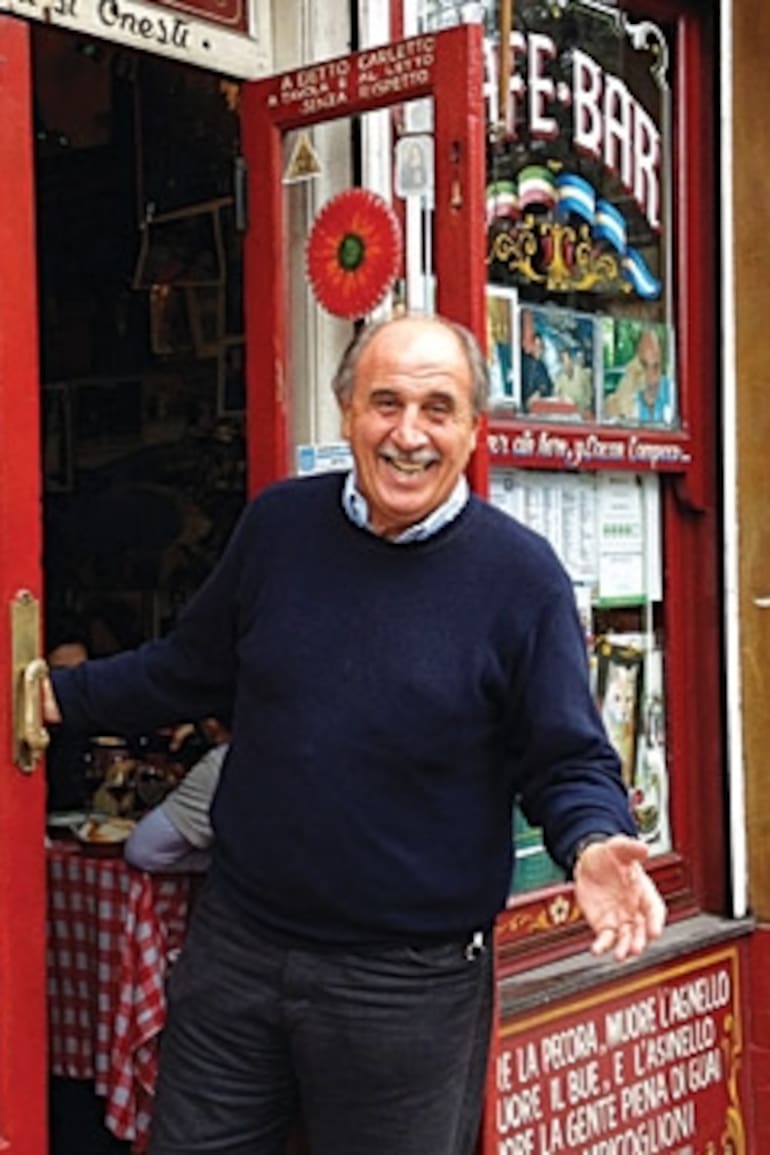 Carlos Sosto en su templo italiano del Botánico. Allí, antes de preguntar qué se podía comer, los clientes ya se encontraban con un desfile de platos en su mesa. Los precios también eran una sorpresa: en la época dorada del local, la cuenta llegaba en un papel, escrita con birome, con un número improvisado por Sosto.