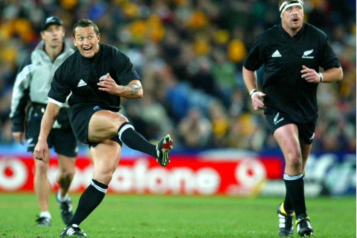 Carlos Spencer y su patada durante un partido de los All Blacks con los Wallabies