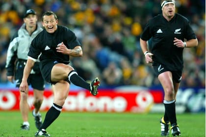 Carlos Spencer y su patada durante un partido de los All Blacks con los Wallabies