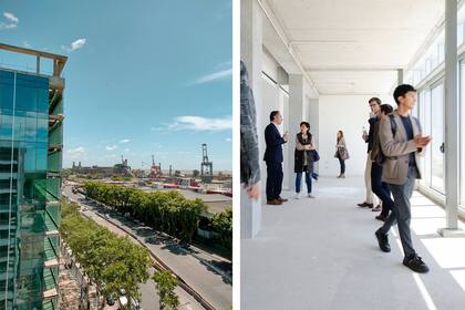 Carlos Spina, socio de Argencons, conversa con Dolores Morita, de estudio Mado, expositora de Experiencia Living 2022 y 2023, mientras varios de los profesionales recorren una de las unidades con vista al puerto.