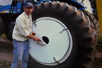 Carlos Sullivan junto al lavarropas que instaló en la cubierta de su tractor