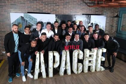 Carlos Tevez, acompañado por el plantel de Boca en la presentación de su serie.