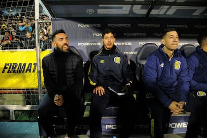 Carlos Tevez comenzó el partido sentado en el banco de suplentes, pero enseguida se paró para seguir el juego