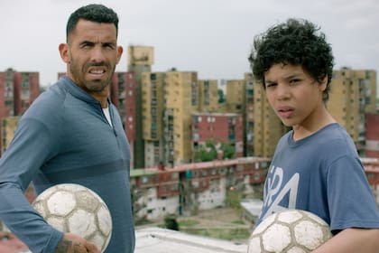 Carlos Tevez con Balthazar Murillo, quien lo interpreta en la ficción