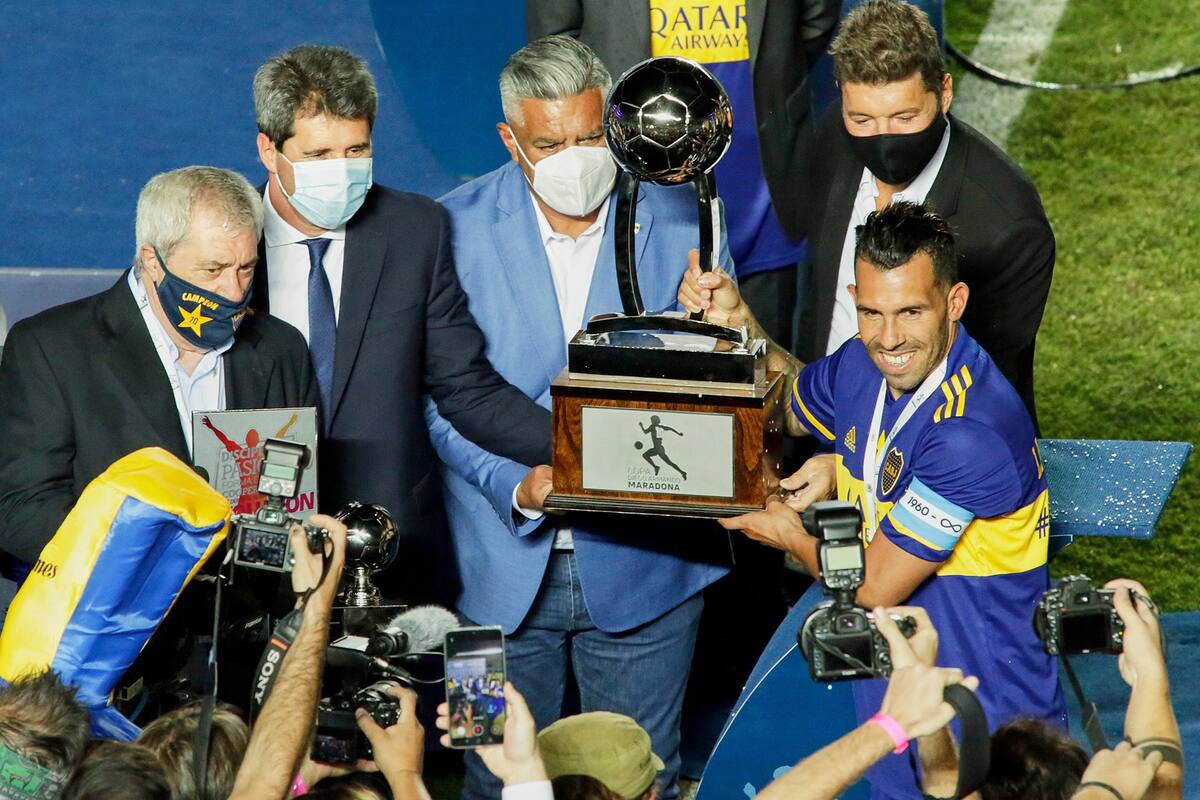 Carlos Tévez con la Copa Diego Maradona.
