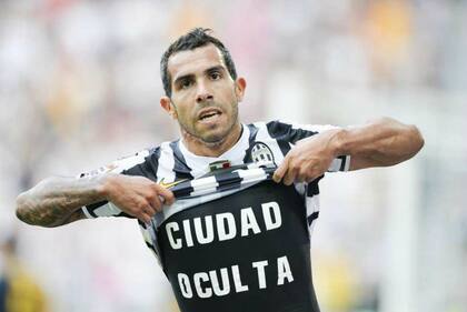 Carlos Tevez con la remera que inspiró a Astbury