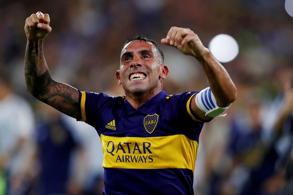 Carlos Tévez contra Gimansia en marzo de 2020