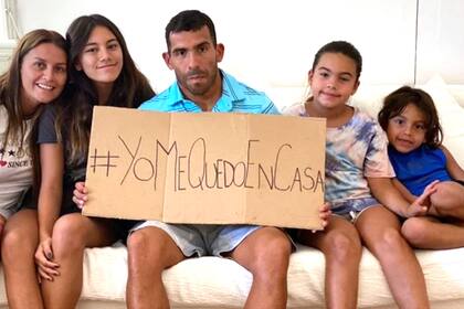 Carlos Tevez cumple la cuarentena en su casa, con la familia, pero piensa en sus raíces y el efecto que causa el coronavirus