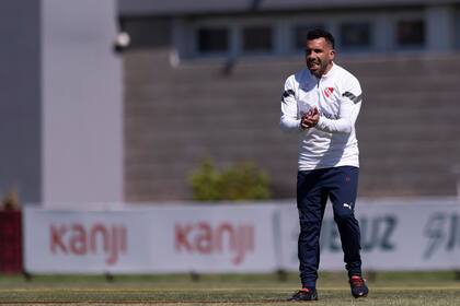 Carlos Tevez dando indicaciones en una práctica de Independiente